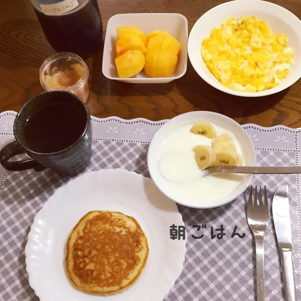 Snapdishの料理写真:パンケーキ、スクランブル、柿、ヨーグルトバナナ|yakinasuさん