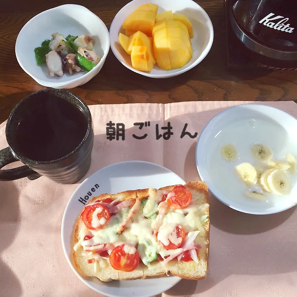 Snapdishの料理写真:ピザトースト、タコ、柿、ヨーグルトバナナ、紅茶|yakinasuさん