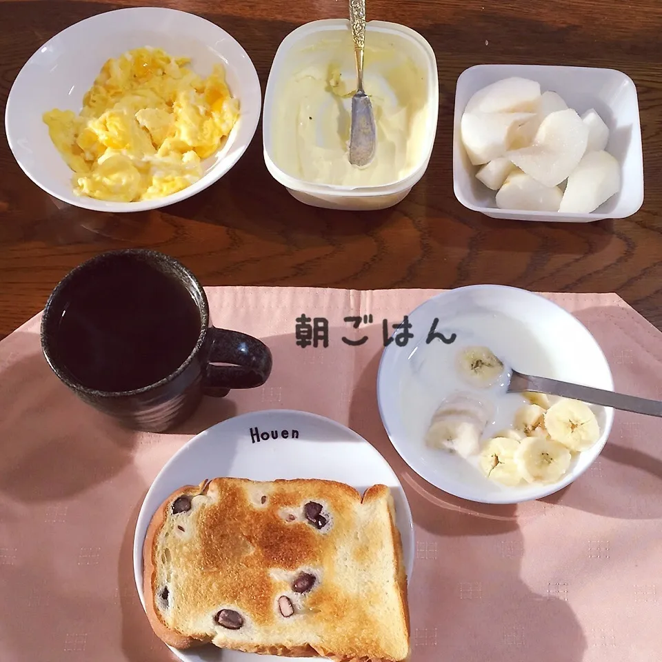 Snapdishの料理写真:甘納豆パン、スクランブル、梨、ヨーグルトバナナ、紅茶|yakinasuさん