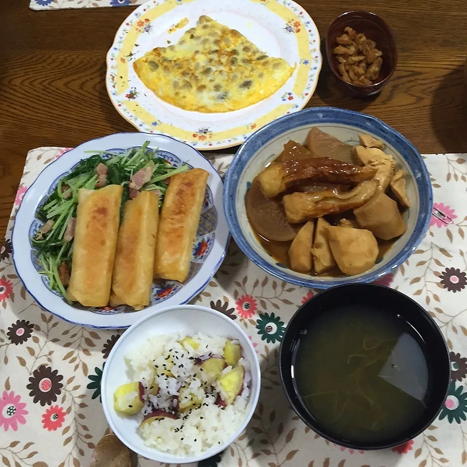 大根里芋味噌煮、海老チリ春巻き、水菜炒め、メカブ汁、芋ごはん|yakinasuさん