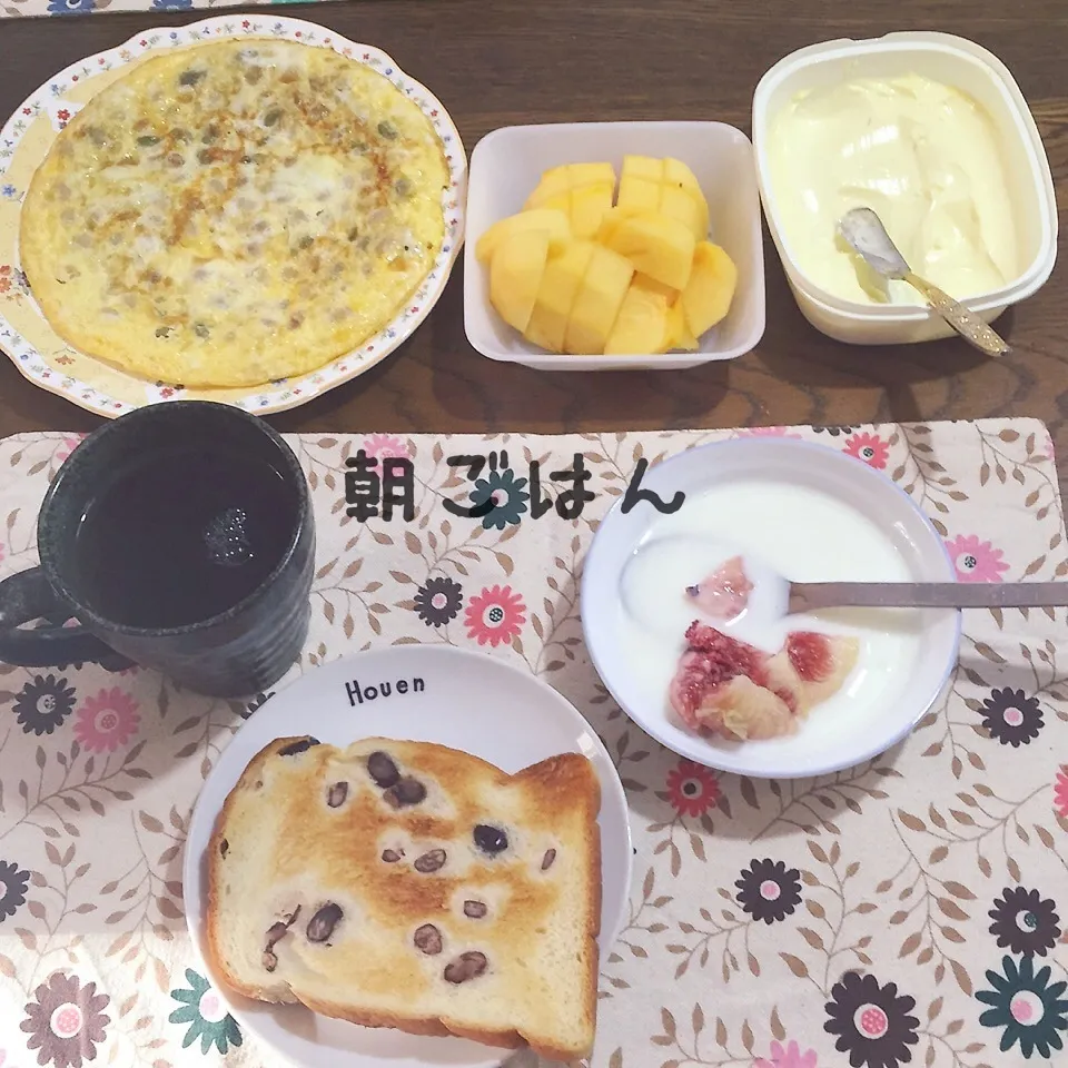 Snapdishの料理写真:甘納豆パン、豆入りオムレツ、柿、ヨーグルトイチヂク、紅茶|yakinasuさん