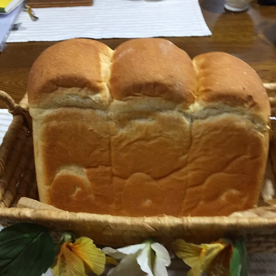 いつもの山食パン  2山には甘納豆入ってます。|yakinasuさん