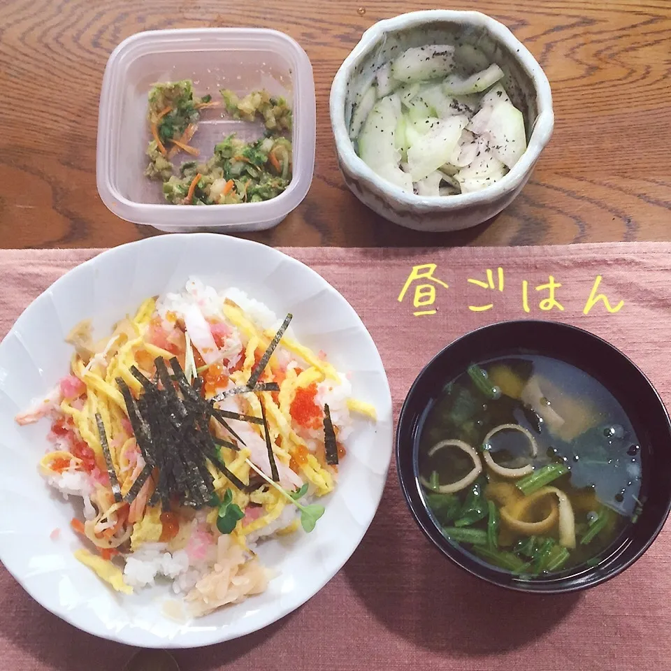 Snapdishの料理写真:ちらしすし、味噌汁|yakinasuさん