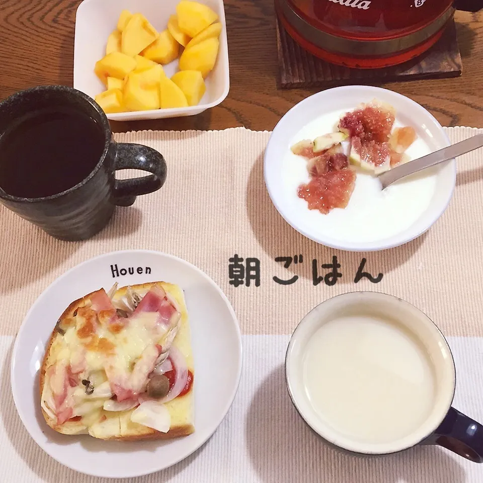 Snapdishの料理写真:ピザトースト、野菜ミルクスープ、柿、ヨーグルトイチヂク、紅茶|yakinasuさん