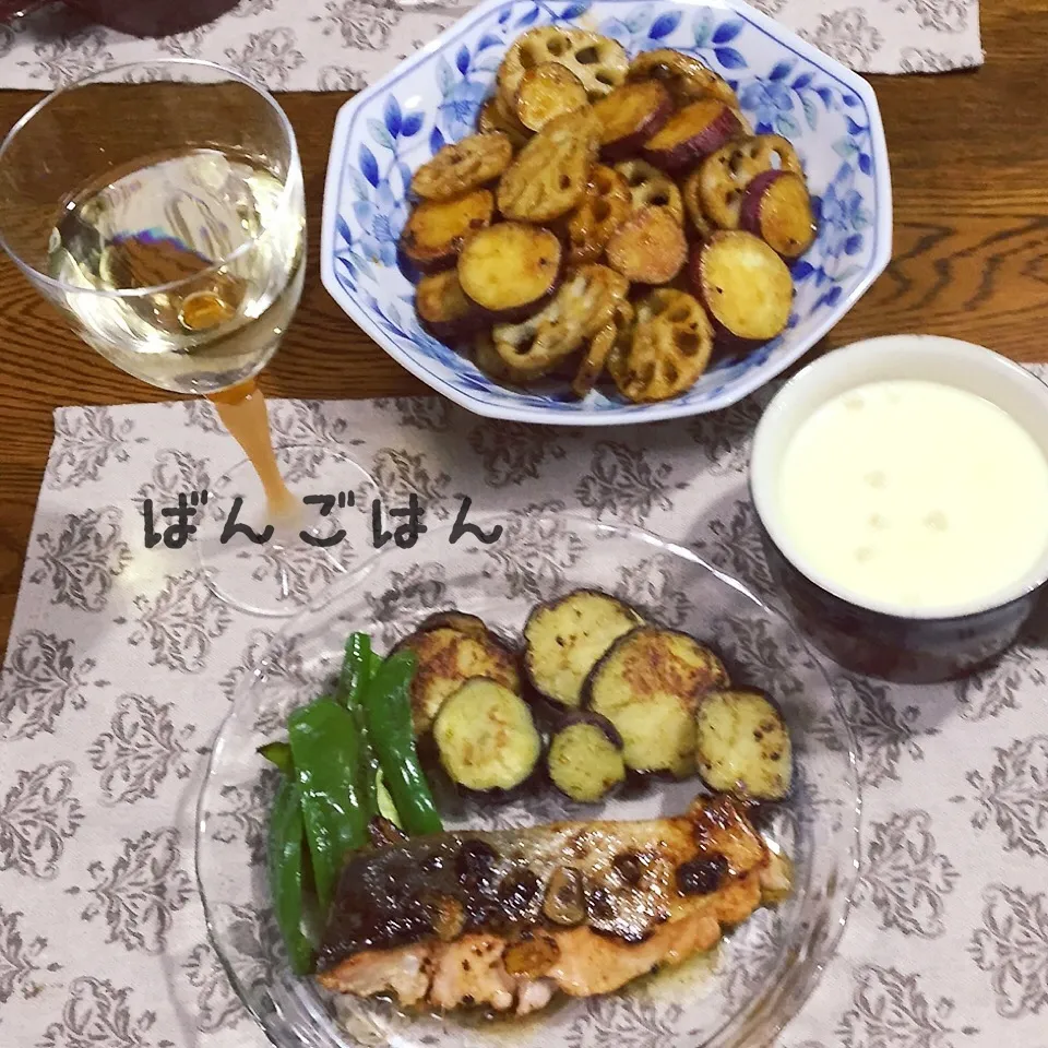 Snapdishの料理写真:鮭のレモンバター醤油ソテー、蓮根と薩摩芋の甘酢絡め、コーンス|yakinasuさん