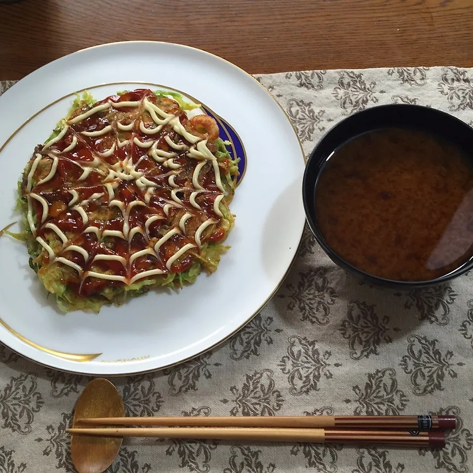 キャベツたっぷり牛肉のお好み焼き、味噌汁|yakinasuさん