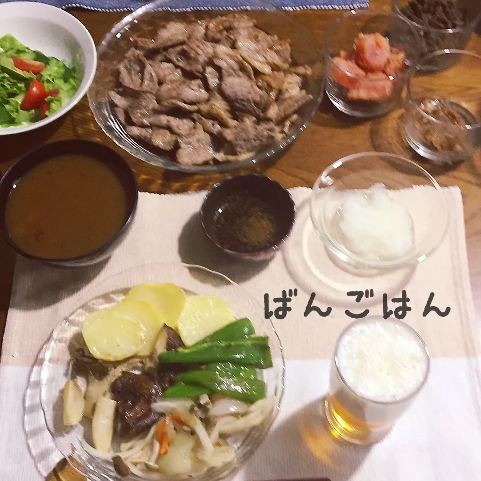 おうち焼肉、おろしポン酢と焼肉のタレ、サラダ、味噌汁、ビール|yakinasuさん