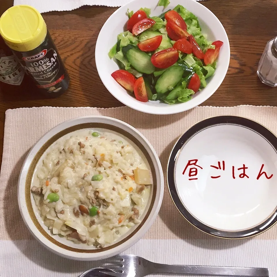 Snapdishの料理写真:昨夜のそぼろ煮リメイクのカレークリームリゾット風、サラダ|yakinasuさん