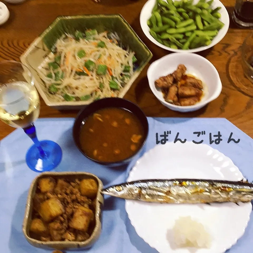 Snapdishの料理写真:サンマ塩焼き、ジャガイモのそぼろソース煮、もやしオクラナムル|yakinasuさん