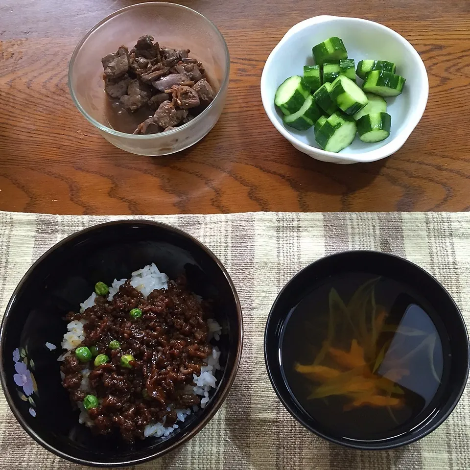 Snapdishの料理写真:肉味噌丼、お吸物、胡瓜|yakinasuさん