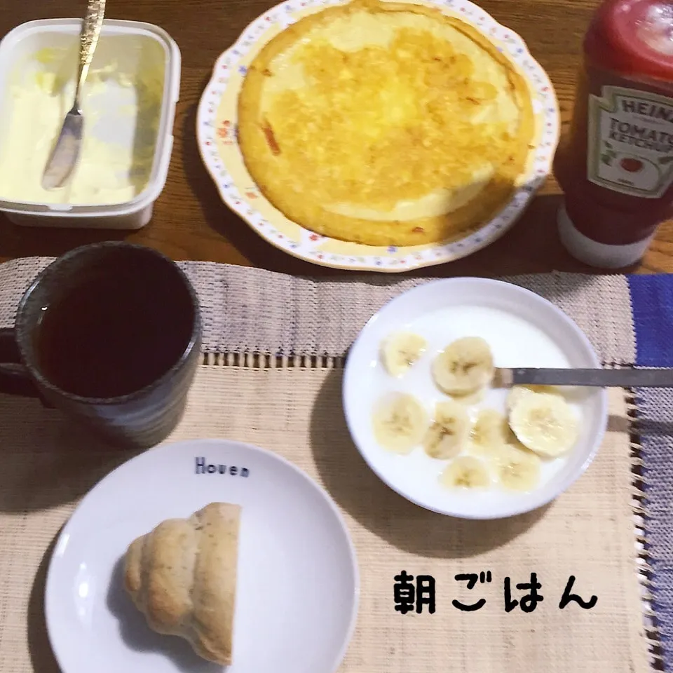 Snapdishの料理写真:芋入りロールパン、モンサンミッシェル風オムレツ、ヨーグルト|yakinasuさん