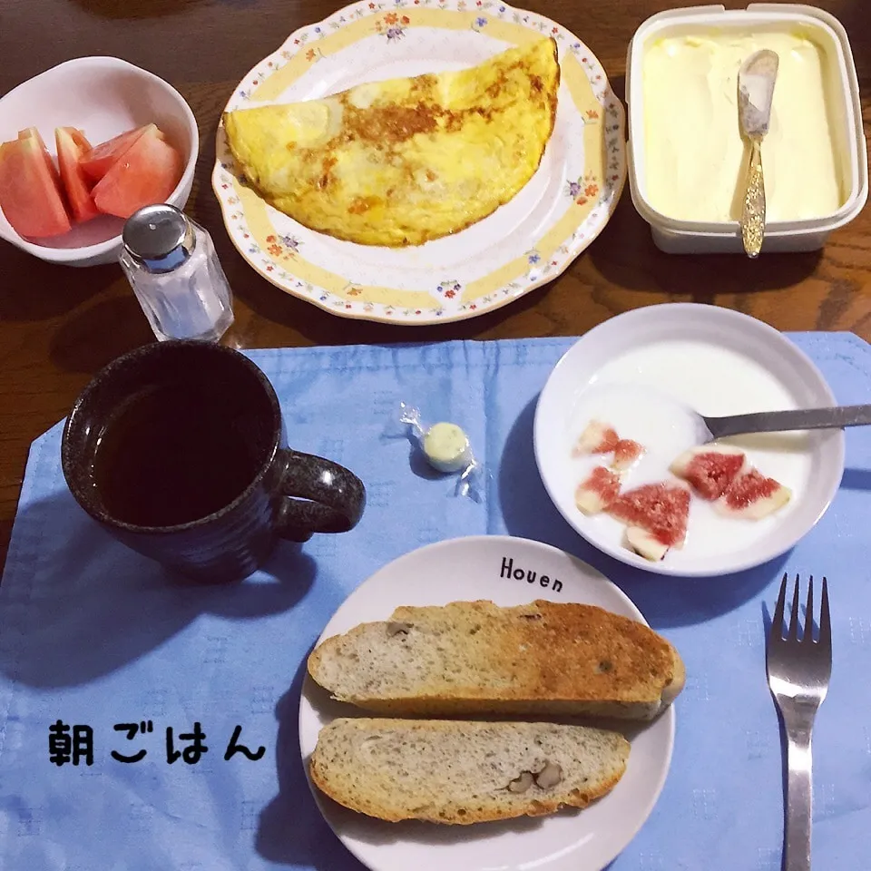 Snapdishの料理写真:胡桃入りパン、オムレツ、トマト、チーズ、ヨーグルトイチヂク|yakinasuさん