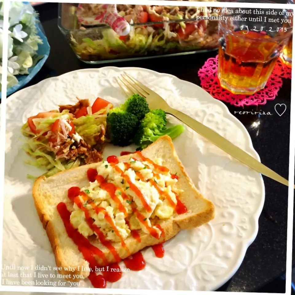 Snapdishの料理写真:朝ごはん♡スクランブルエッグトーストとバルサミコサラダ♡|rさん