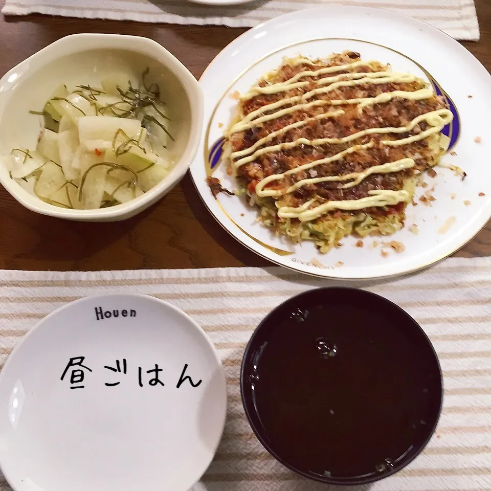 Snapdishの料理写真:お好み焼き♪、モズク汁、冬瓜漬物|yakinasuさん