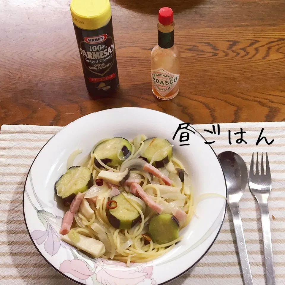 Snapdishの料理写真:茄子とエリンギ、玉ねぎ、ベーコンのペペロンチーノ|yakinasuさん