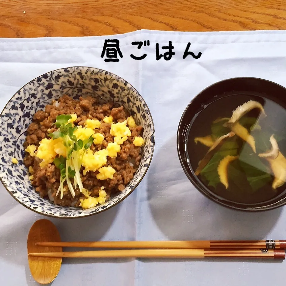 そぼろ丼、椎茸と小松菜のお吸物|yakinasuさん