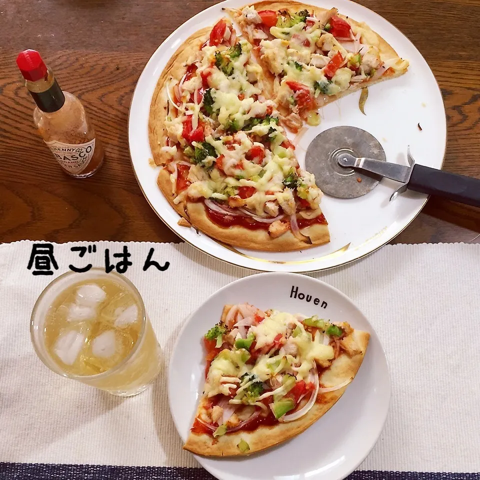 トマトソースのチキンとフレッシュトマトブロッコリーのピザ|yakinasuさん