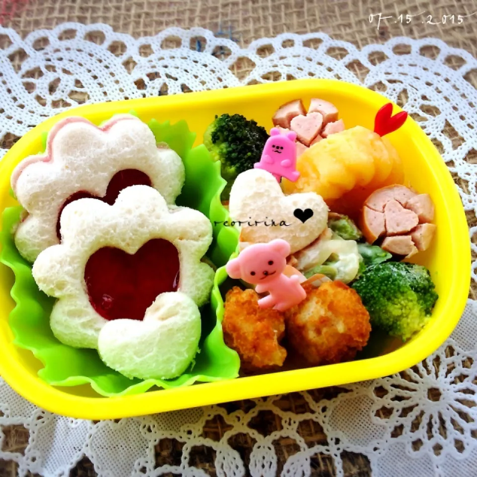 Snapdishの料理写真:幼稚園のお弁当♡ハートのジャムサンド♡|rさん