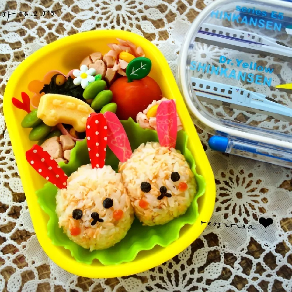 幼稚園のお弁当♡自家製鮭フレークで♡うさぎさんおにぎり♡|rさん