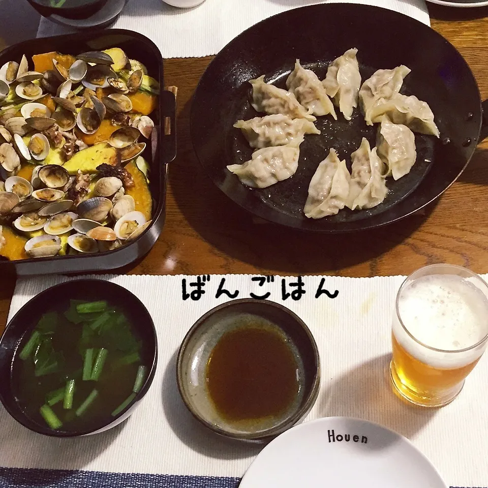 餃子、アサリと夏野菜のグリル焼き、中華スープ、ビール|yakinasuさん