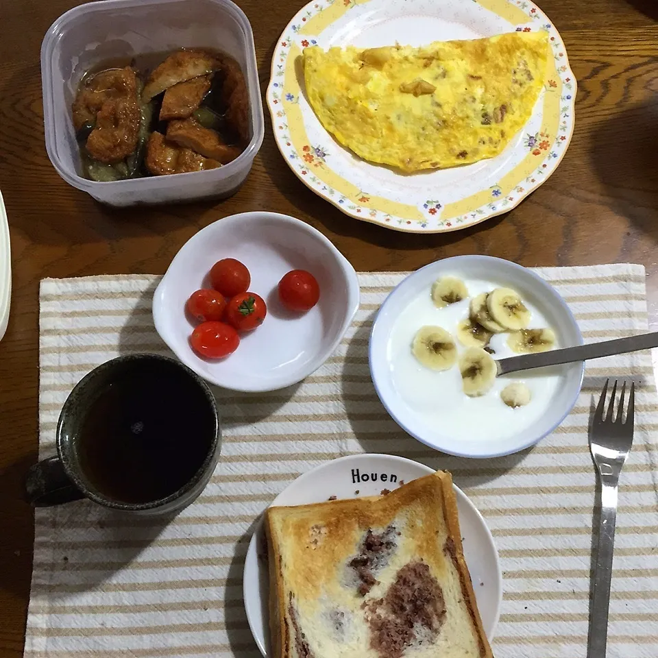 Snapdishの料理写真:あん食パン、玉ねぎ入りオムレツ、トマト、茄子煮物、ヨーグルト|yakinasuさん