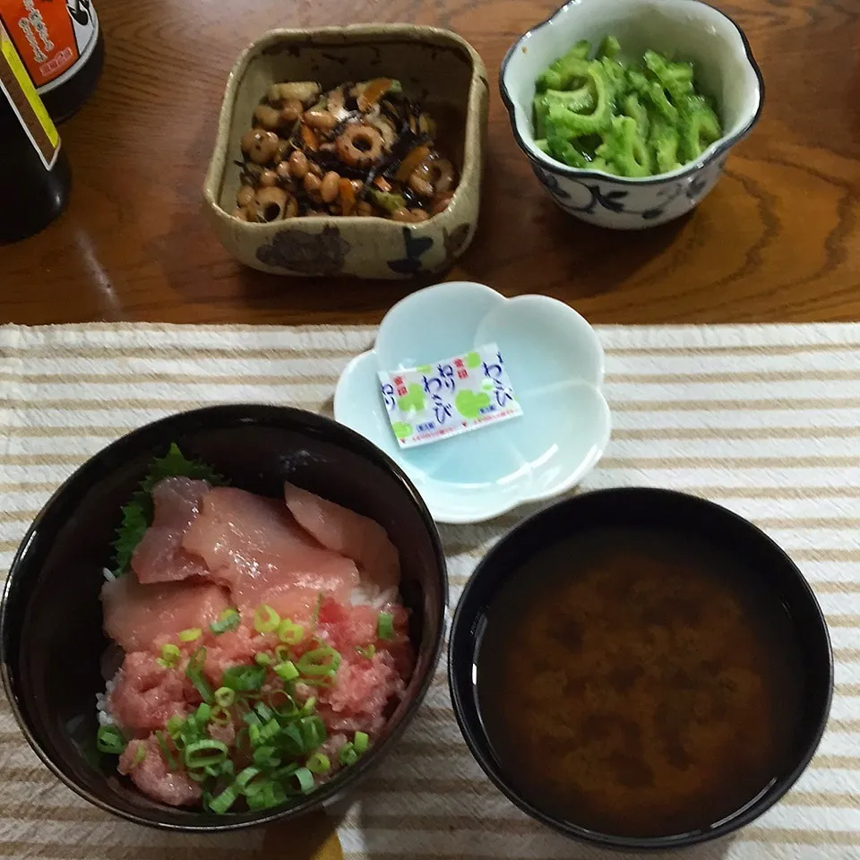 マグロ、ネギトロ丼、アオサの味噌汁|yakinasuさん