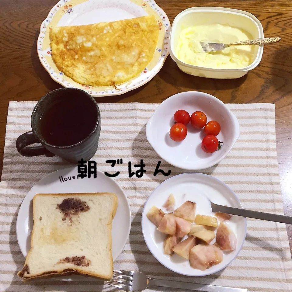 Snapdishの料理写真:あん食パン、チーズオムレツ、トマト、ヨーグルト桃、紅茶|yakinasuさん