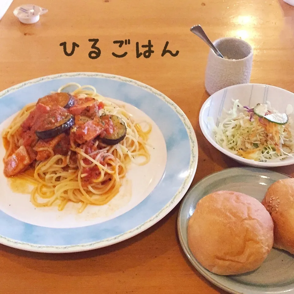 茄子とベーコンのトマトソースパスタ、サラダ、パン|yakinasuさん