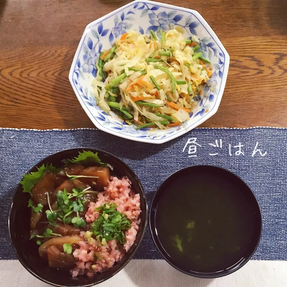 鮪漬け丼、蒸し野菜のゴマポン和え、お吸い物|yakinasuさん