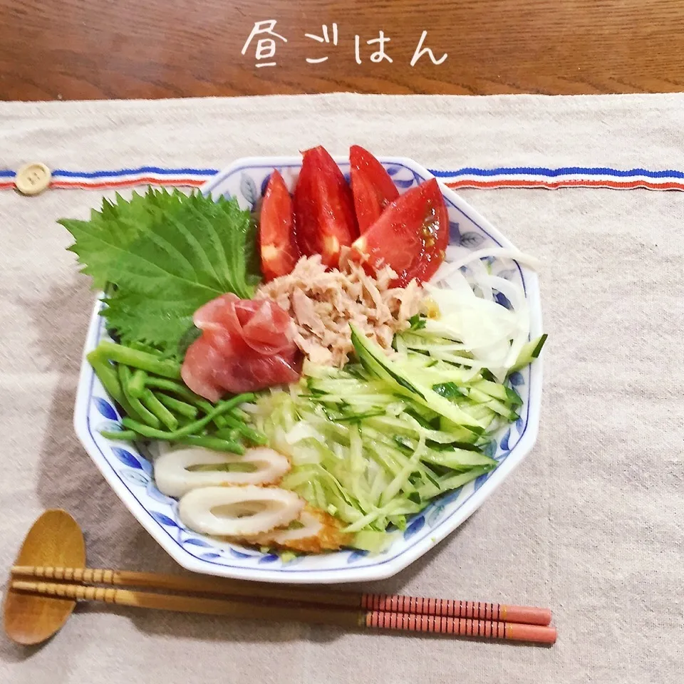 野菜たっぷりなサラダうどん|yakinasuさん