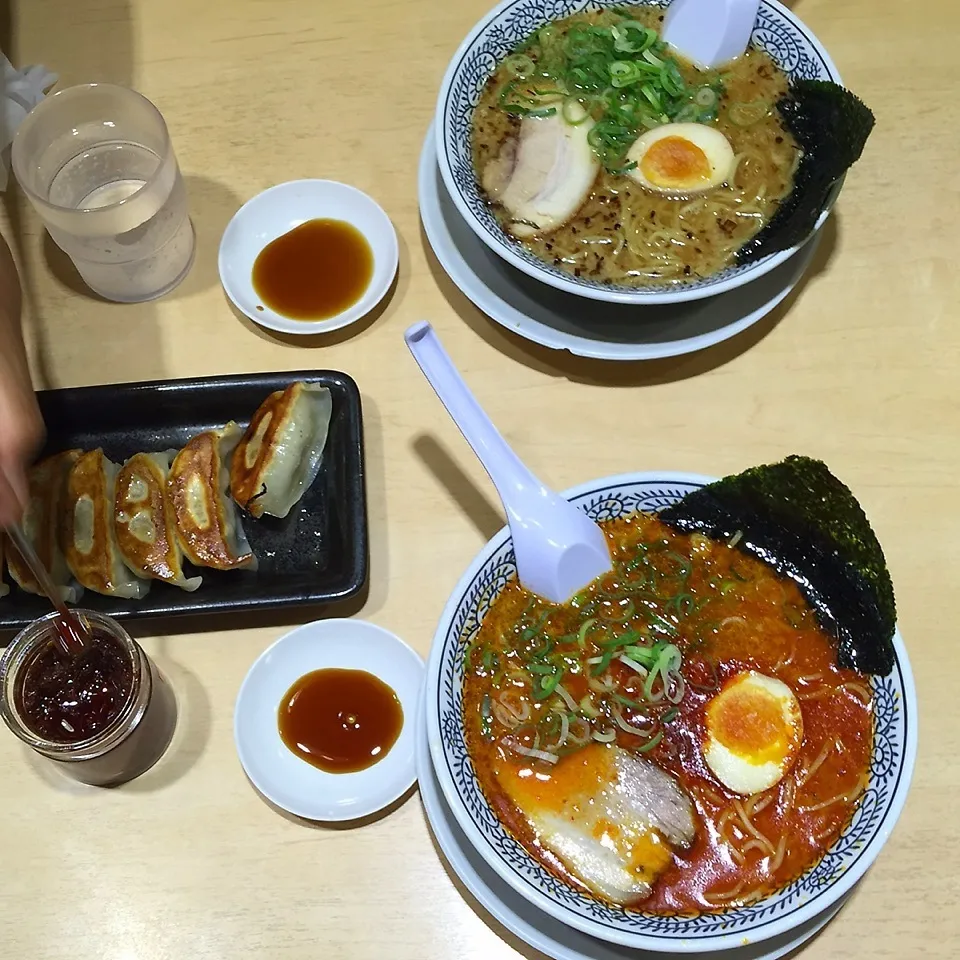 Snapdishの料理写真:赤豚骨、黒豚骨ラーメンと餃子！|yakinasuさん