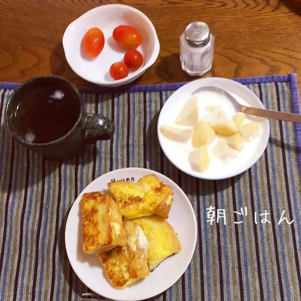 Snapdishの料理写真:フレンチトースト、トマト、ヨーグルト桃、紅茶|yakinasuさん