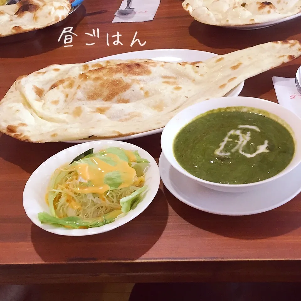 ほうれん草カレー、ナン、サラダ|yakinasuさん