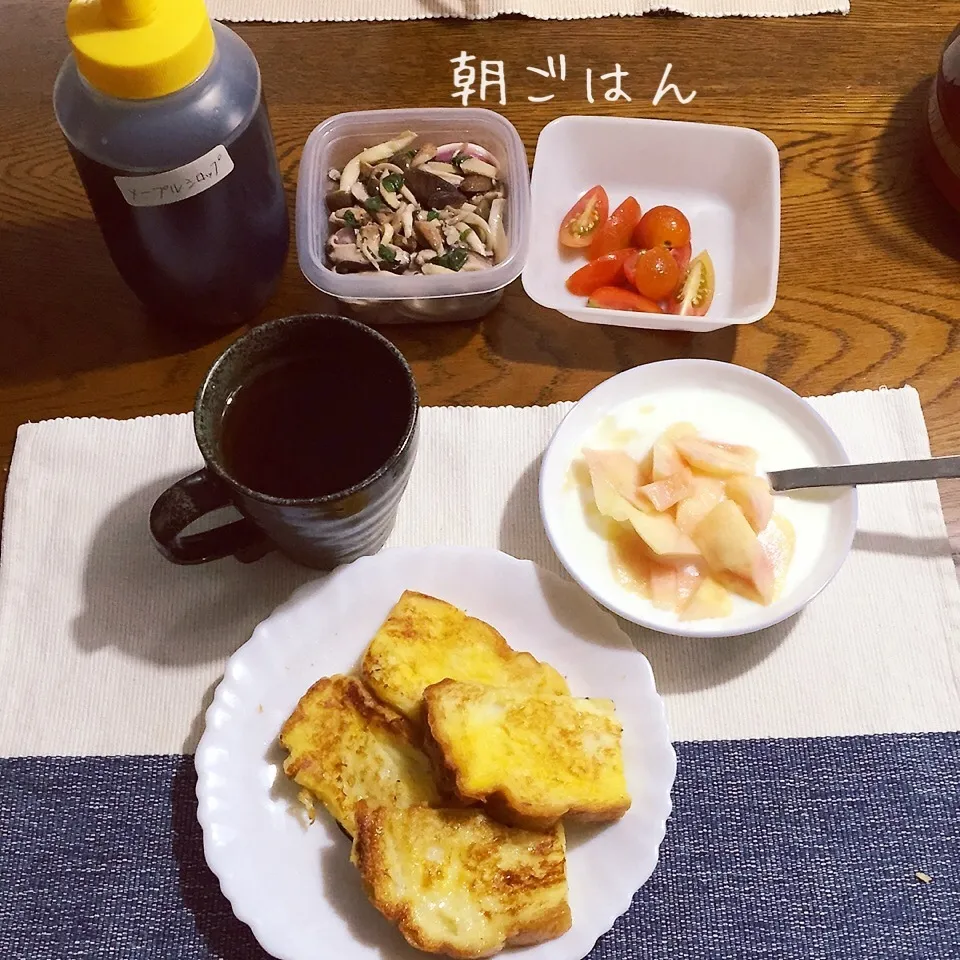 Snapdishの料理写真:フレンチトースト、トマト、ヨーグルト桃、紅茶、残り物|yakinasuさん