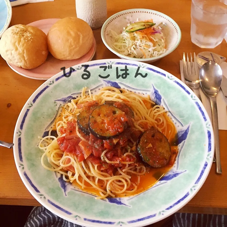 Snapdishの料理写真:茄子とベーコンのトマトソースパスタ、パン、サラダ|yakinasuさん