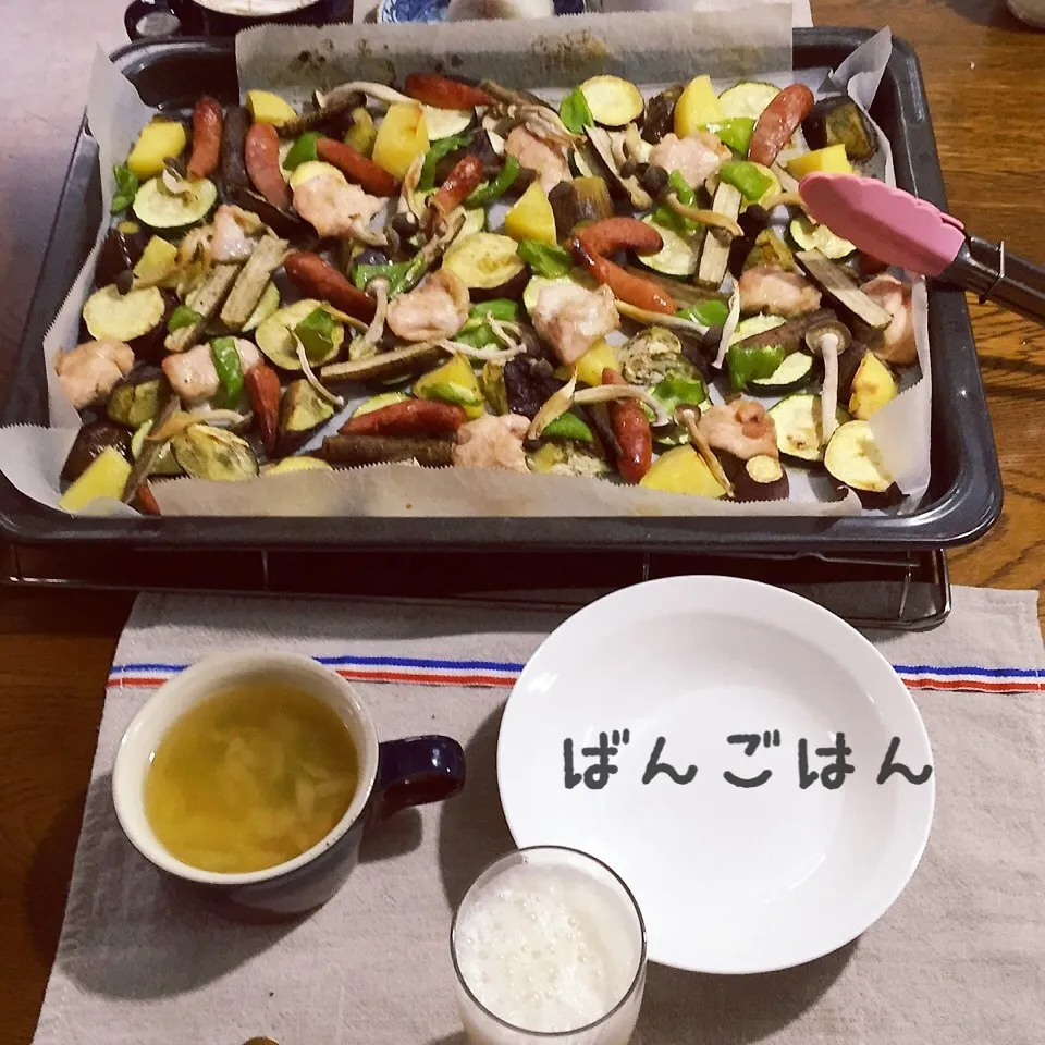 夏野菜とチキン、ソーセージのオーブン焼き、野菜スープ、ビール|yakinasuさん