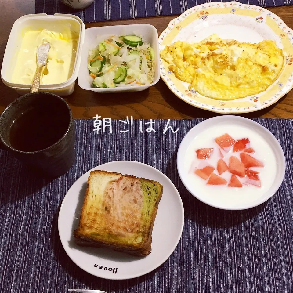 マーブル食パン、オムレツ、サラダ、ヨーグルト西瓜、紅茶|yakinasuさん