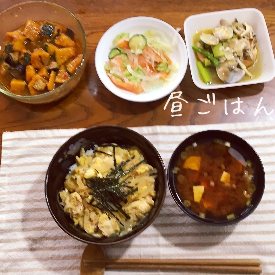 親子丼、味噌汁、昨夜の残り物|yakinasuさん