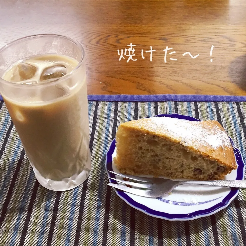 簡単な茹で小豆のケーキ、アイスコーヒー|yakinasuさん