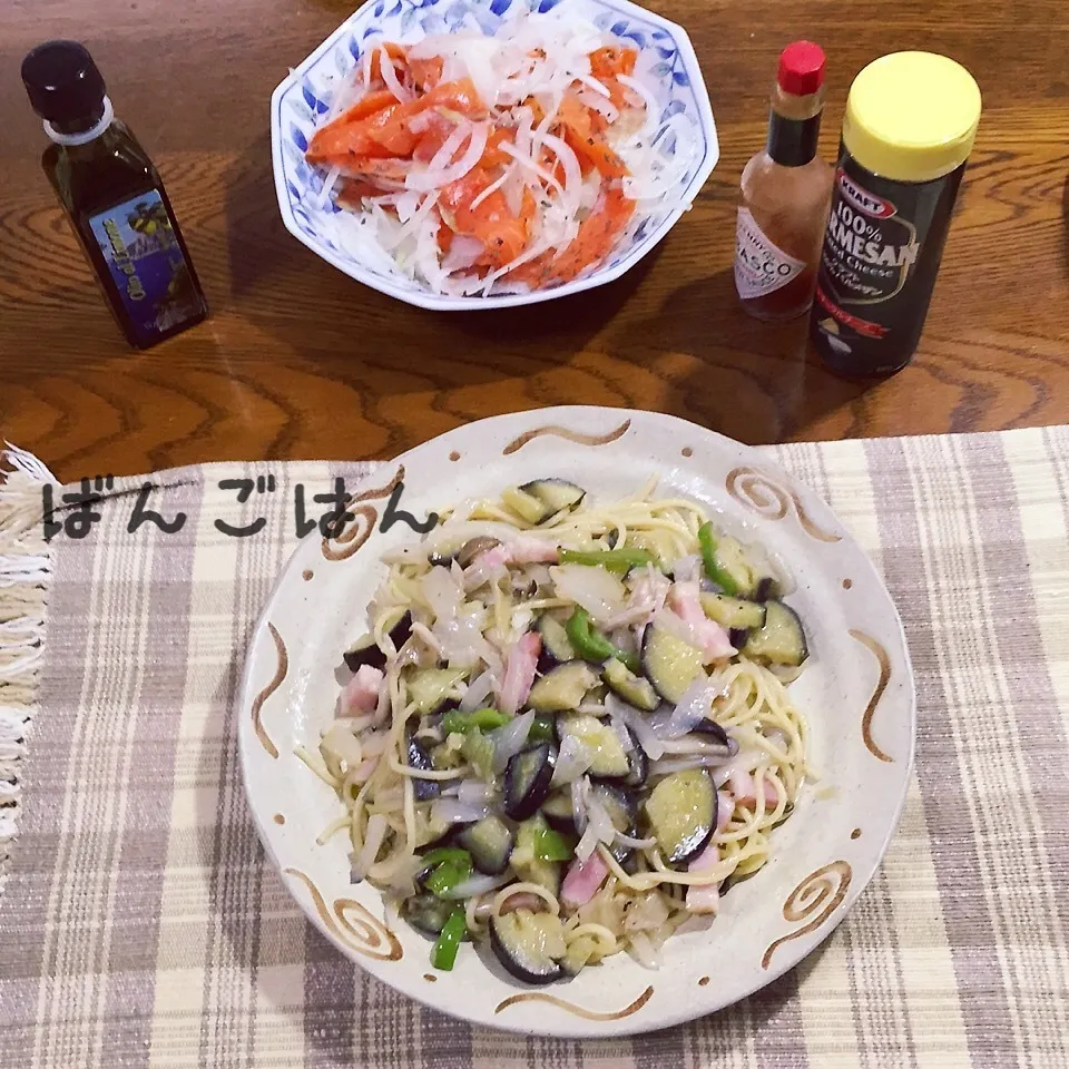 Snapdishの料理写真:茄子ベーコンしめじのペペロンチーノ、サーモンマリネ|yakinasuさん