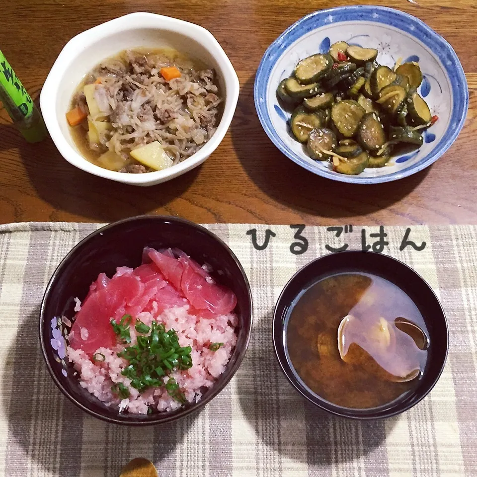 Snapdishの料理写真:鮪丼、アサリ味噌汁、肉じゃが、胡瓜のキューちゃん|yakinasuさん