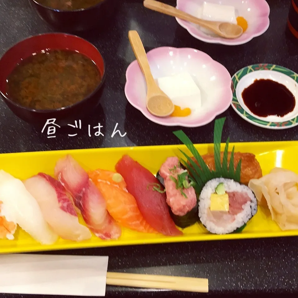 Snapdishの料理写真:にぎり寿司ランチ、アオサ味噌汁、杏仁豆腐|yakinasuさん