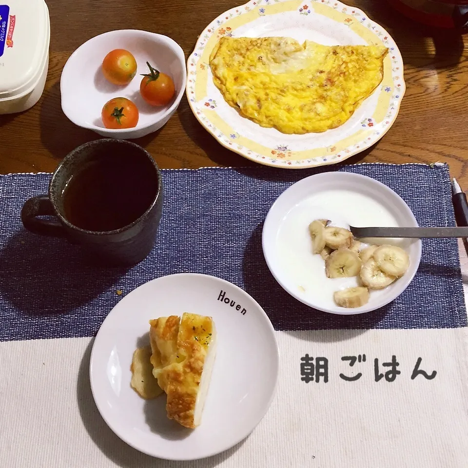 Snapdishの料理写真:Wチーズパン、玉ねぎ入りオムレツ、トマト、ヨーグルトバナナ|yakinasuさん