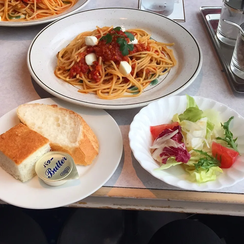 モッツァレラと茄子のトマトソースパスタ、サラダ、パン|yakinasuさん