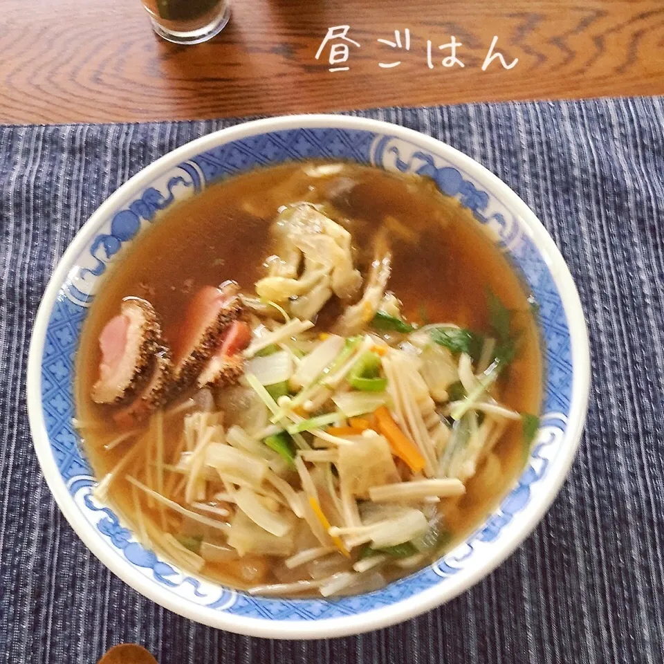 醤油ラーメン、野菜炒め、搾菜、鴨スモークのせ|yakinasuさん