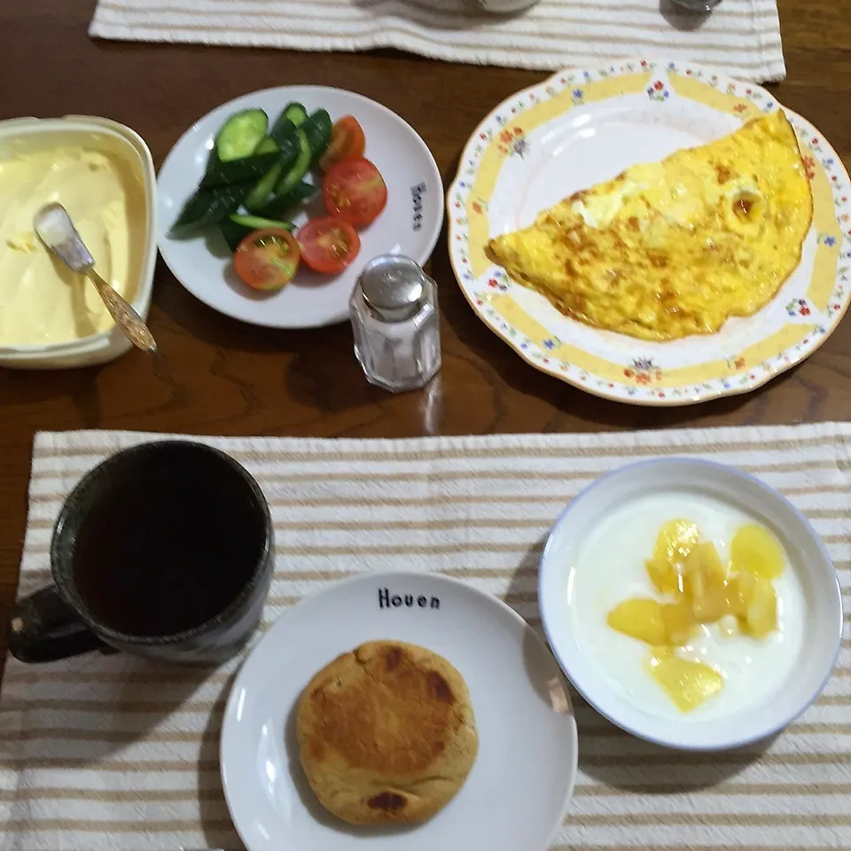 Snapdishの料理写真:スコーン？チーズオムレツ、畑のトマトと胡瓜、ヨーグルトプラム|yakinasuさん