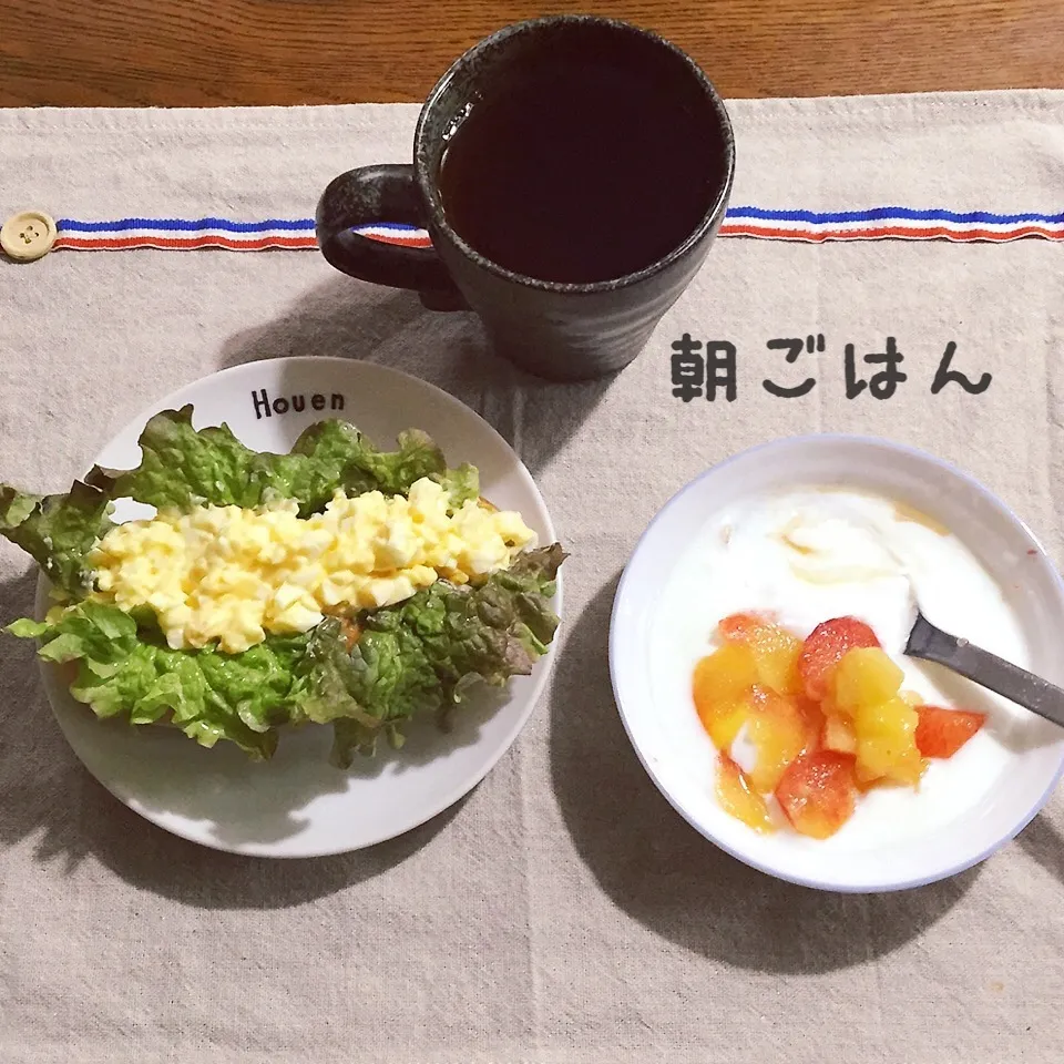 Snapdishの料理写真:卵サンドイッチ、ヨーグルトプラム、紅茶|yakinasuさん