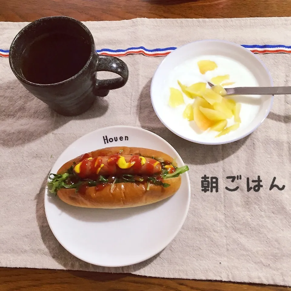 Snapdishの料理写真:ホットドッグ、ヨーグルトプラム、紅茶|yakinasuさん