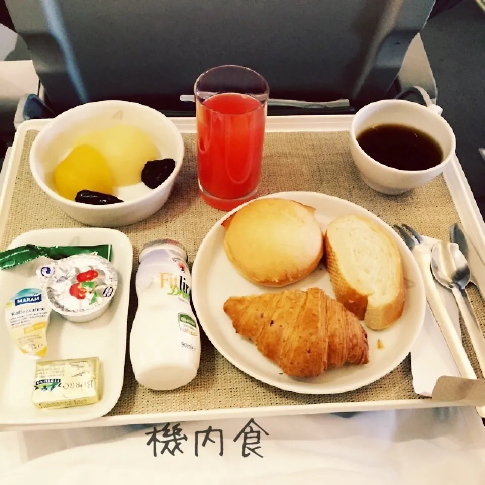 バルセロナからローマに向かう飛行機の朝ごはん|yakinasuさん