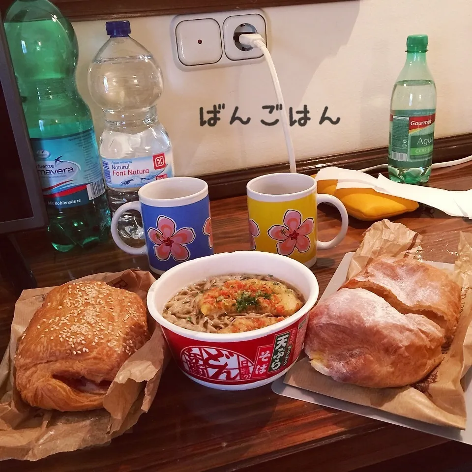 Snapdishの料理写真:スーパーで買ったパン、カップ麺|yakinasuさん